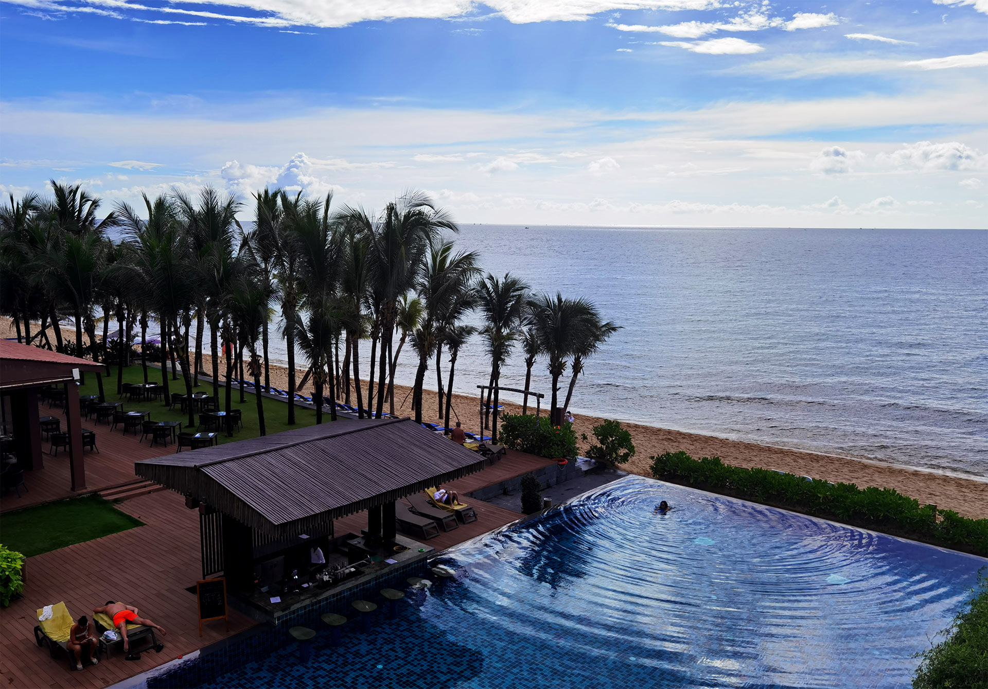 А из нашего окна полоска пляжная видна (с)Smyslik. Phu Quoc. Vietnam.