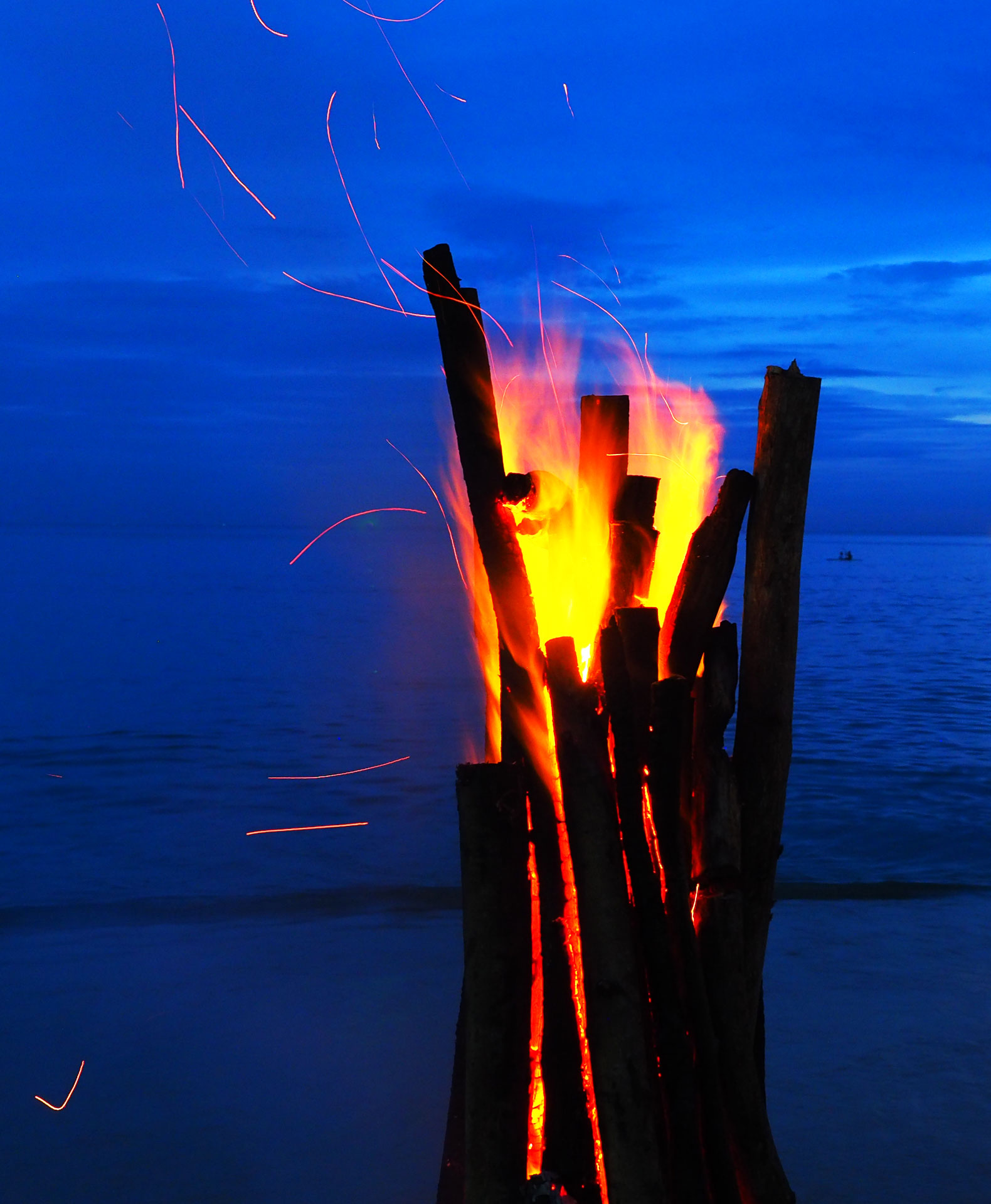 Костёр на берегу. Bonfire on the beach.