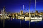 Яхтенная марина Аликанте в голубой час. Beautiful Alicante Marina blue hour view with yachts and reflections in the water.