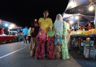 Лангкави. Мусульманская семья на ночном рынке. Langkawi. Muslem Family at the night market